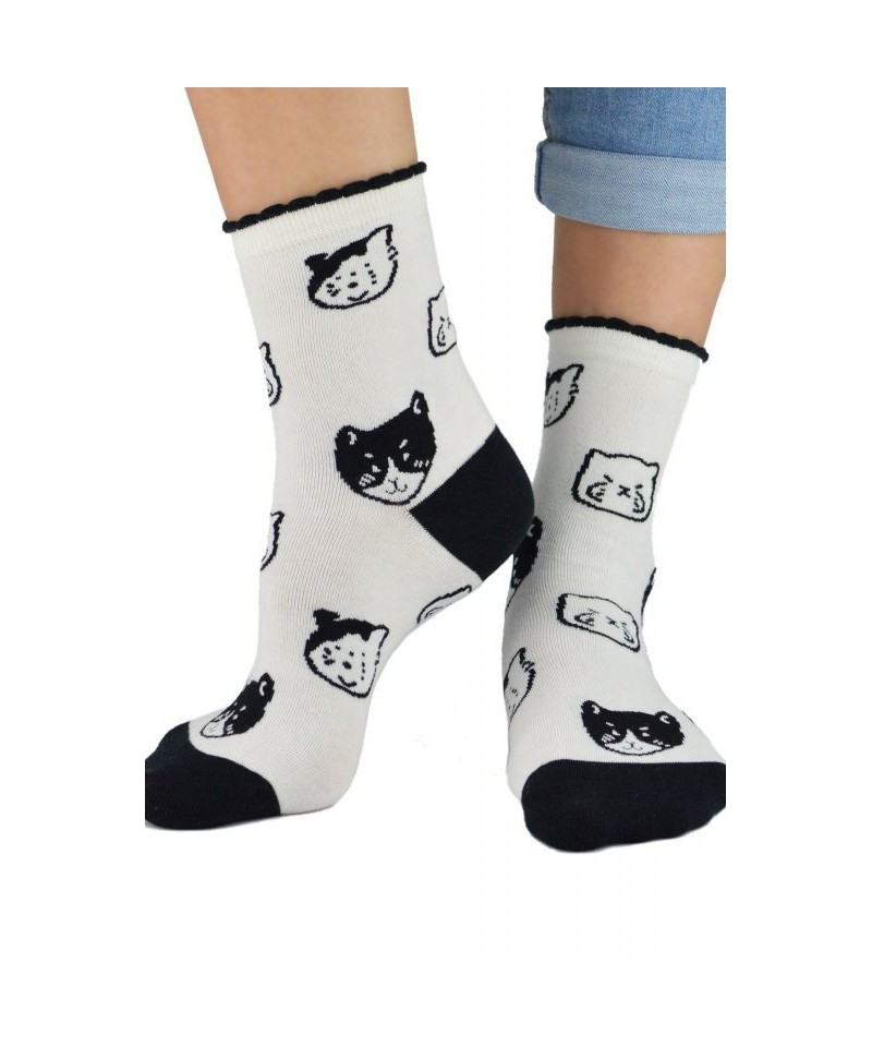 E-shop Noviti SB 048 G 03 kočky bílé Dámské ponožky