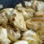 Kuracie mäso dusené v cibuľovej omáčke: recept na dokonalé horúce jedlo kuracie-maso-dusene-v-cibulovej-omacke-recept-na-dokonale-horuce.webp.webp